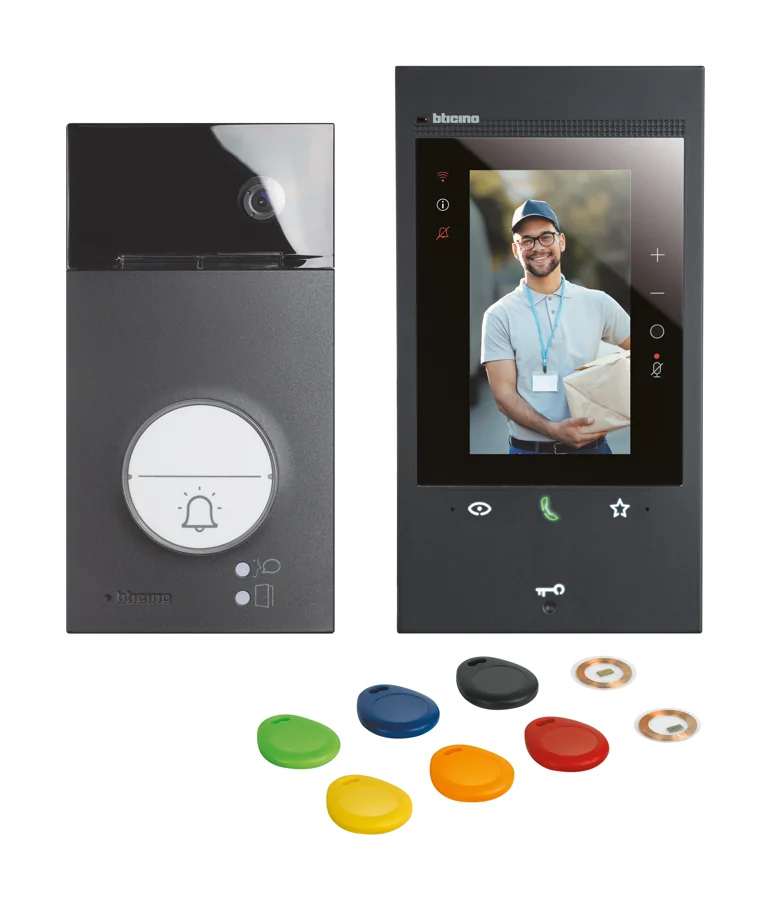 Kit BTicino Classe 300EOS negro con placa Linea 3000 y llaveros de proximidad