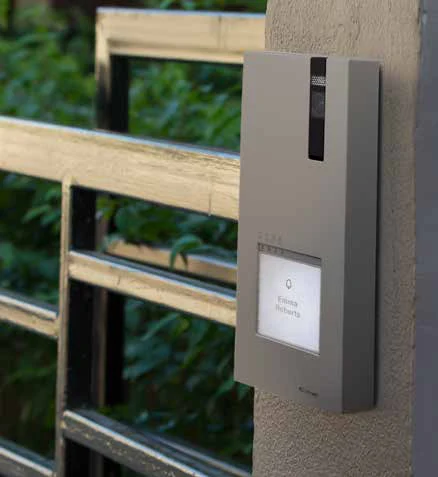 Placa exterior Comelit Quadra instalada junto a la entrada de una vivienda