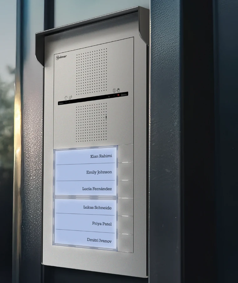 Placa exterior Golmar Supra de un edificio con varias filas de pulsadores y tarjeteros iluminados