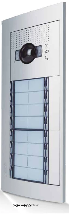 Placa exterior modular Sfera New con cámara y varias filas de pulsadores para un portal de viviendas