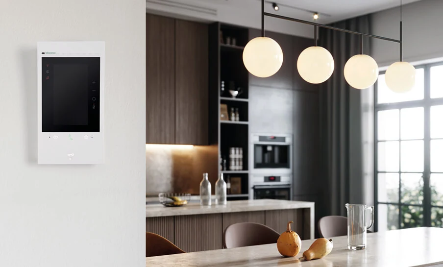 Videoportero BTicino Classe 300EOS instalado en la pared de una vivienda